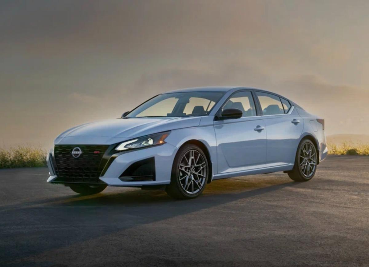 В России начали продавать новейший седан Nissan Altima. Сколько он стоит?