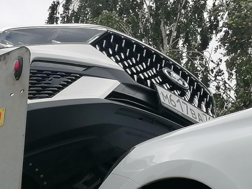 Новые Lada X-Cross и «заряженная» Lada Grantа запечатлены на автовозе