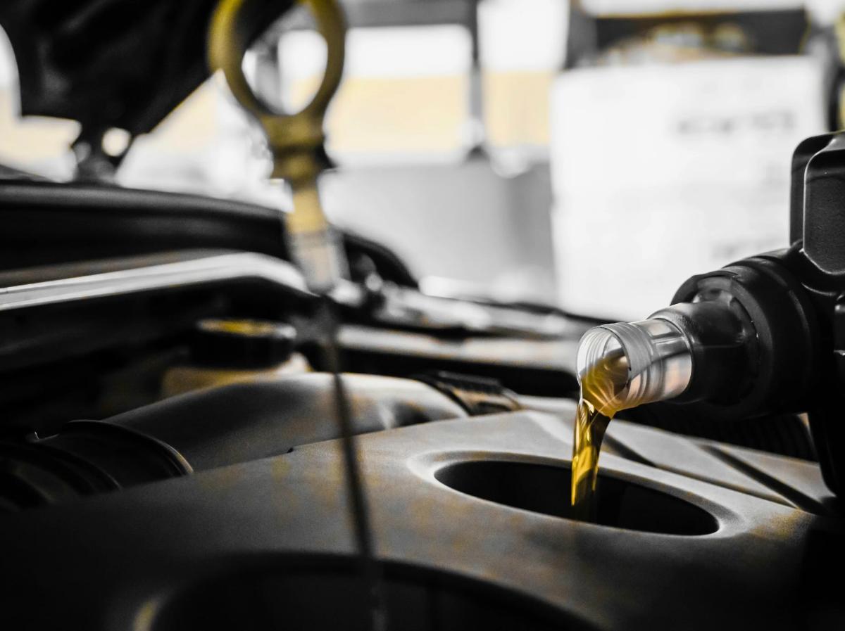 Эксперт предупредил, какое масло нельзя заливать в китайские автомобили