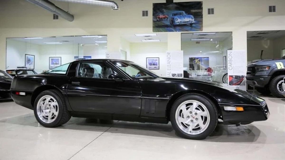 Chevrolet Corvette ZR-1 1990 года с пробегом 30 км продается за 9 665 160 руб. 