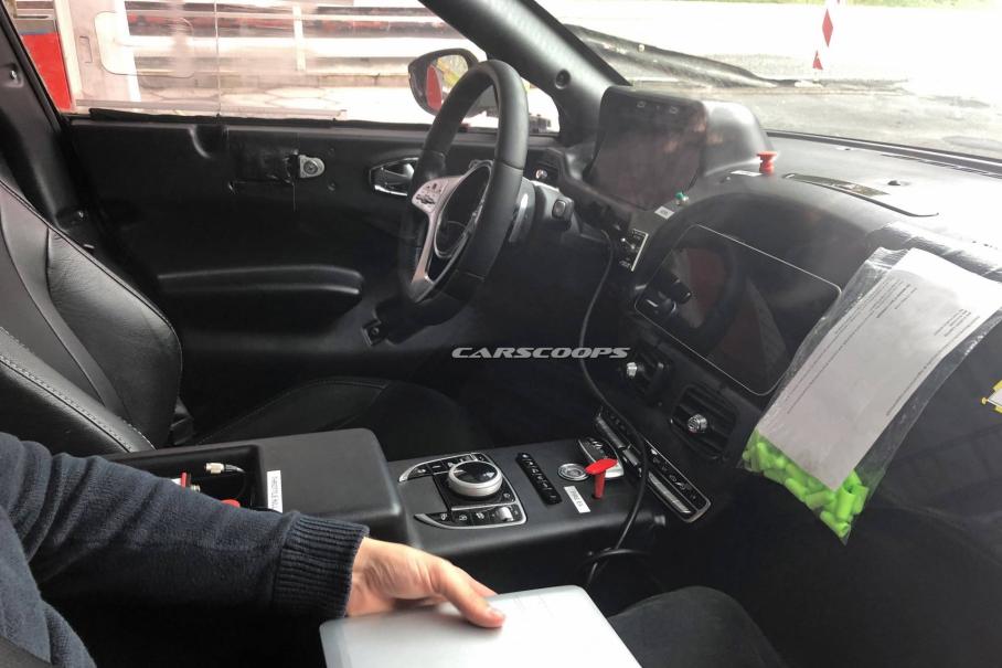 Засняли салон первого кроссовера Aston Martin DBX