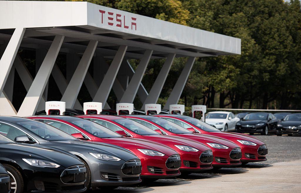 Компания Tesla запатентовала поворотные кресла и подвижный руль 