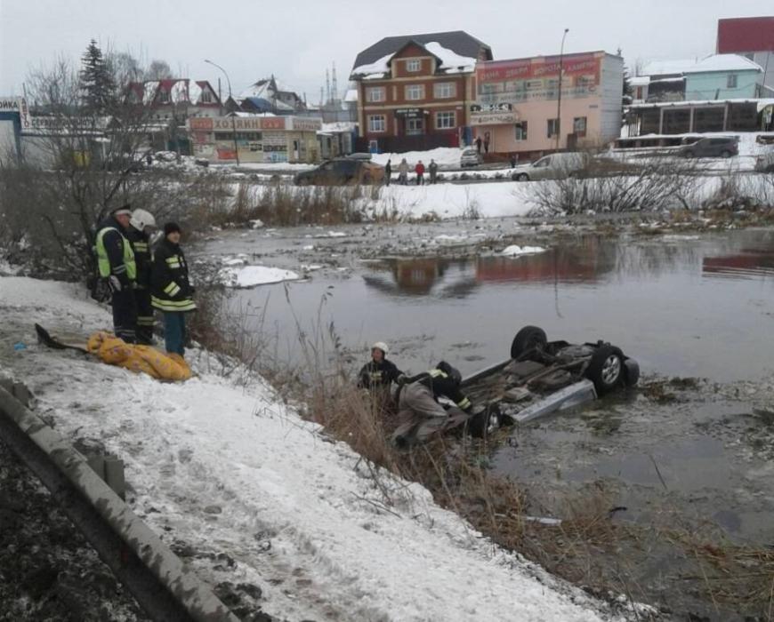 Спасателям Екатеринбурга пришлось доставать авто из болота
