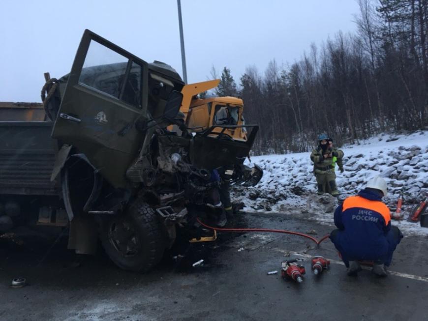 В заснеженном Мурманске столкнулись два грузовика