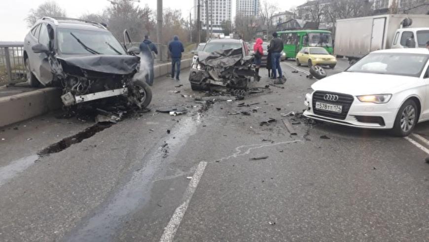 В Екатеринбурге после ДТП машины раскидало по дороге