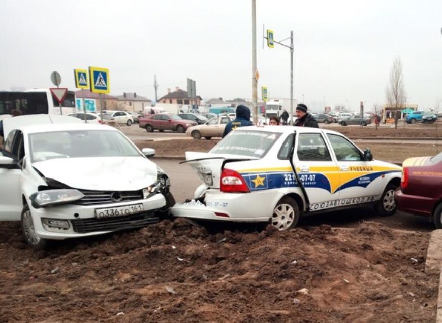 В Ростове-на-Дону в одну аварию попали два учебных авто