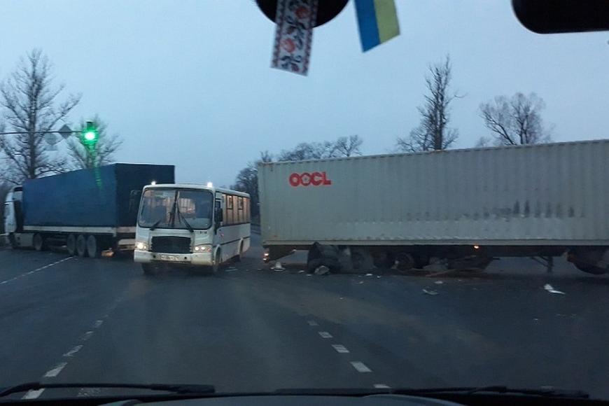 В Санкт-Петербурге авария с двумя фурами заблокировала проезд
