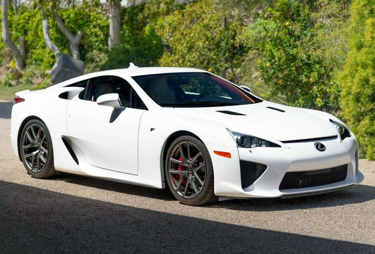 На аукцион выставили почти новый Lexus LFA, 12 лет простоявший в гараже