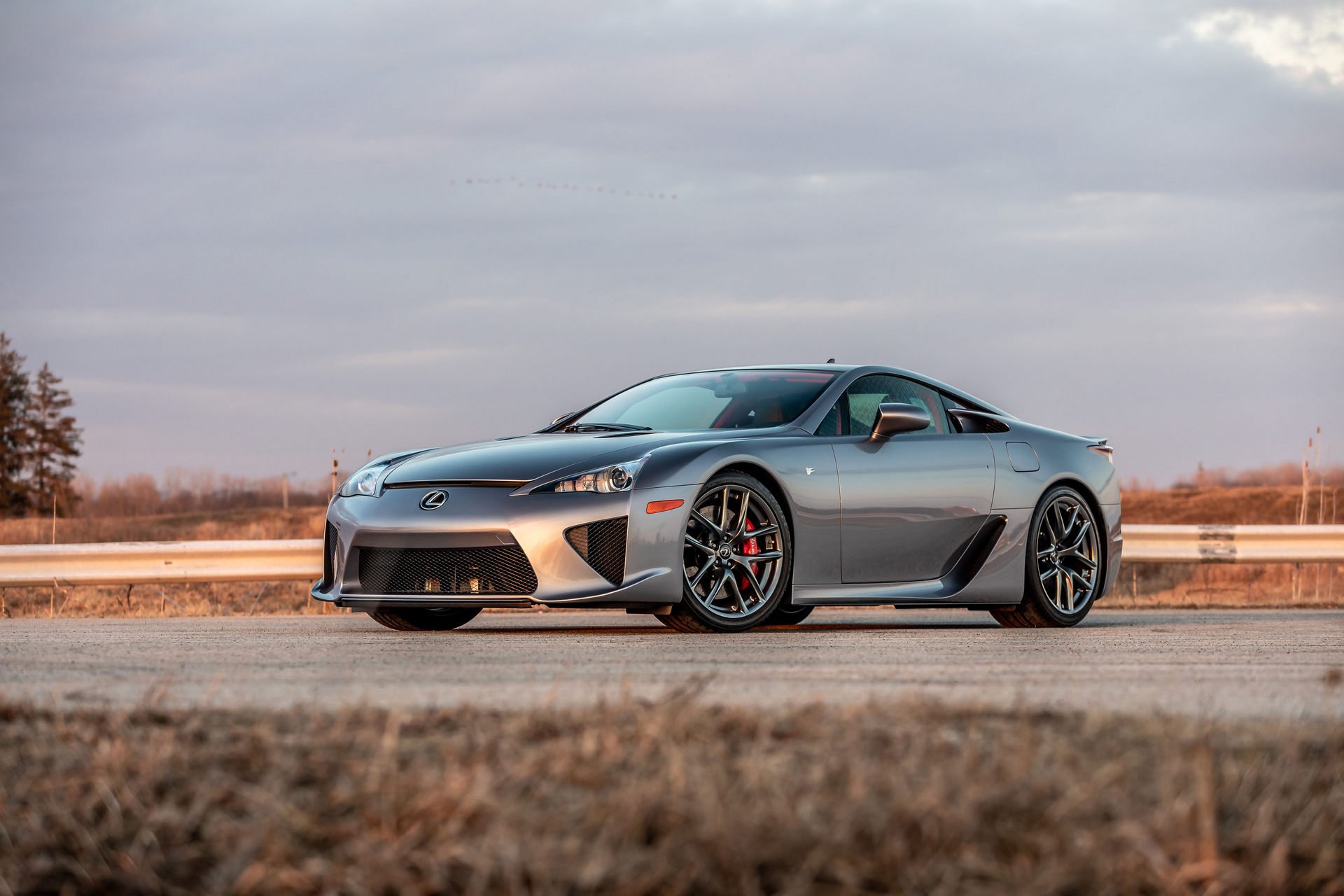 На аукцион выставили один из 11 суперкаров Lexus LFA стального цвета за 37  млн рублей