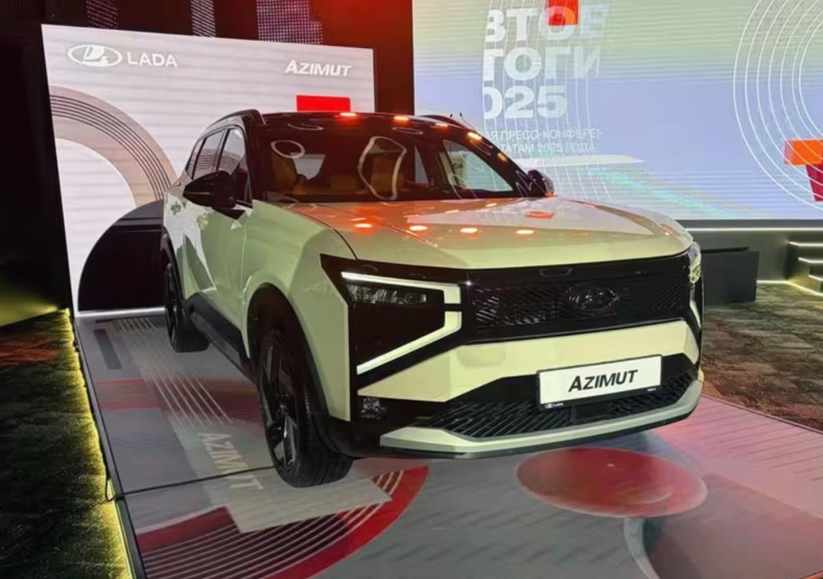 В Москве представили предсерийный Lada Azimut с красно-черным салоном