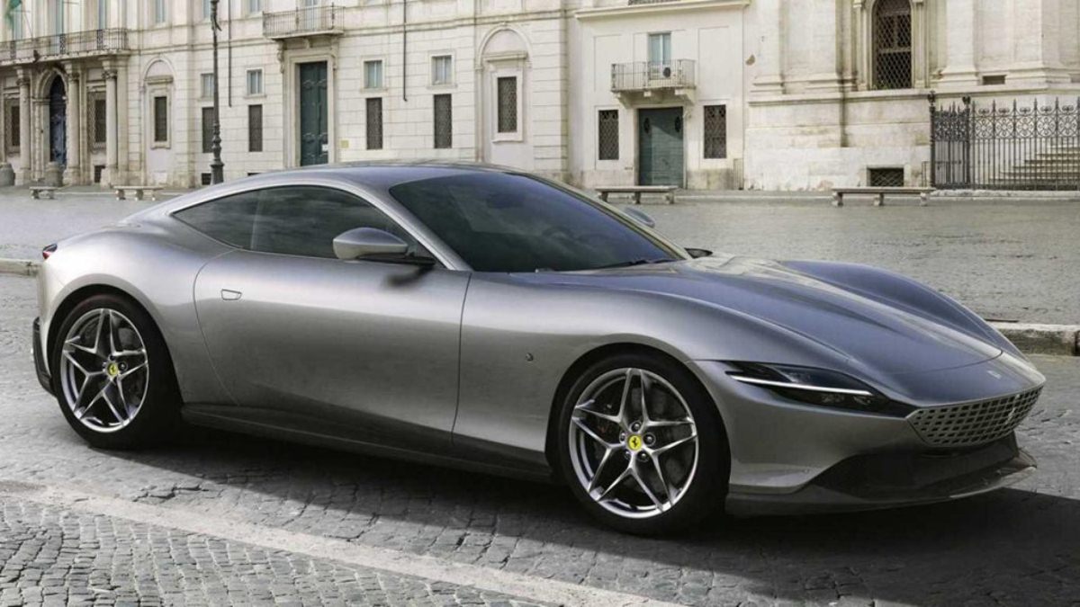 Озвучили цену на новый спорткар Ferrari Roma в РФ