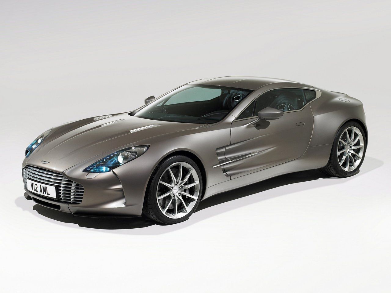 Aston Martin one 77 синий