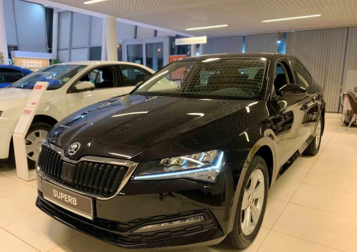 В Россию продолжают возить новые лифтбеки Skoda Superb: мощность позволяет