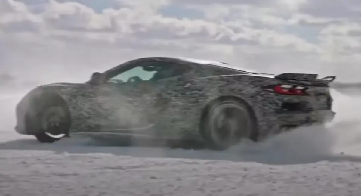 В этом видео, Corvette E-Ray пускается в управляемые заносы на снегу