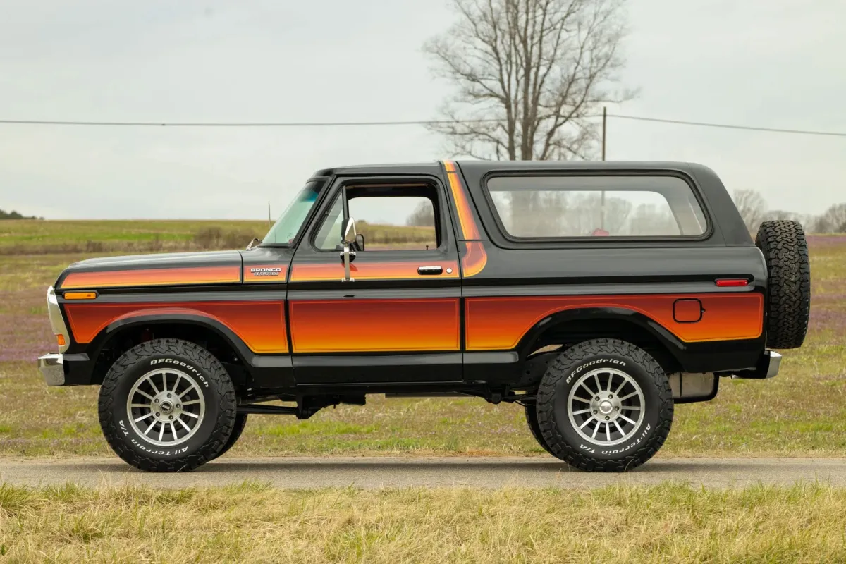 Несколько олдскульных Bronco и Blazer будут проданы с аукциона