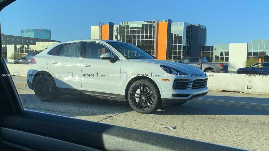 В сети оказались снимки кроссовера Porsche Cayenne в версии Coupe 