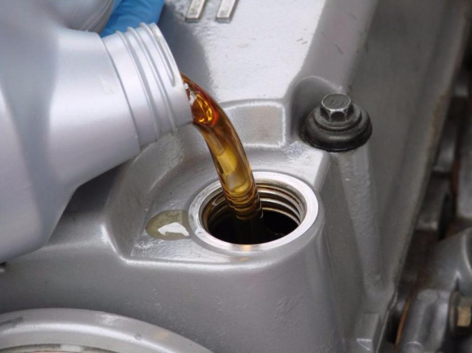 Что будет, если перелить масло в двигатель?