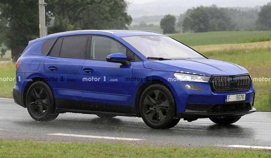 Кроссовер Skoda Enyaq снова заметили на дорогах без камуфляжа