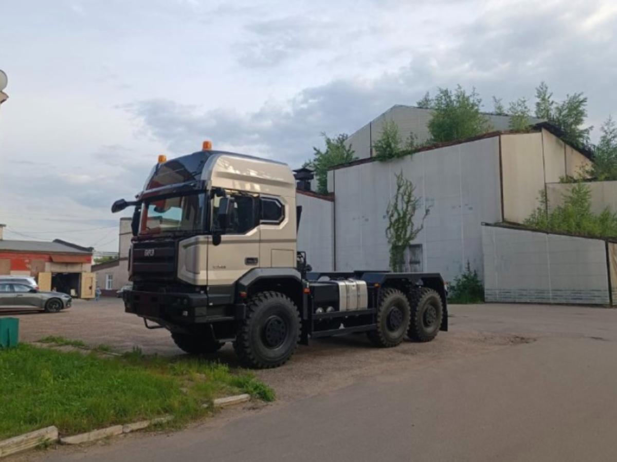 Новый российский тягач БАЗ сняли на фото в Москве во время тестов