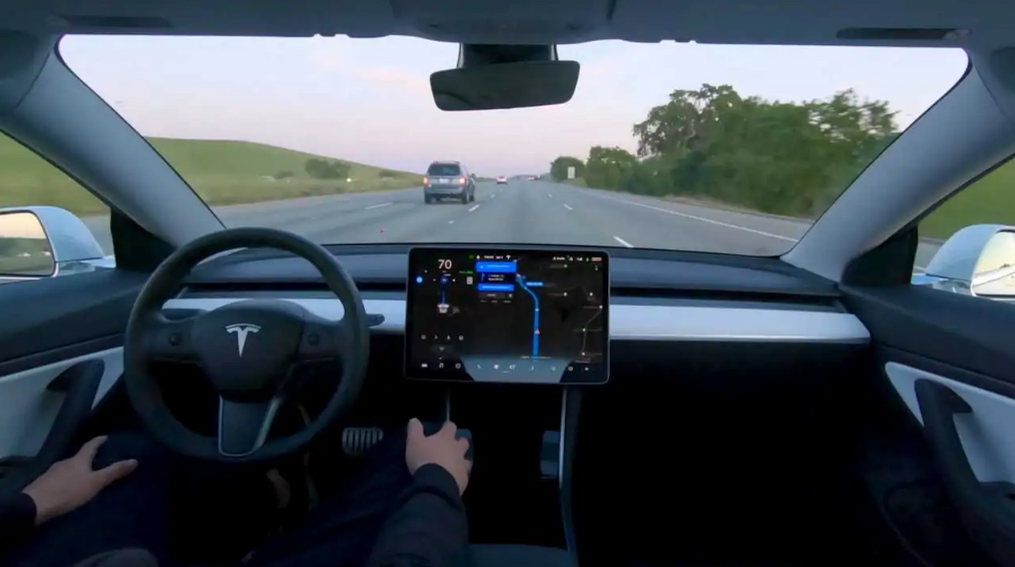 Tesla продолжает улучшать свои автомобили: новое обновление программного обеспечения