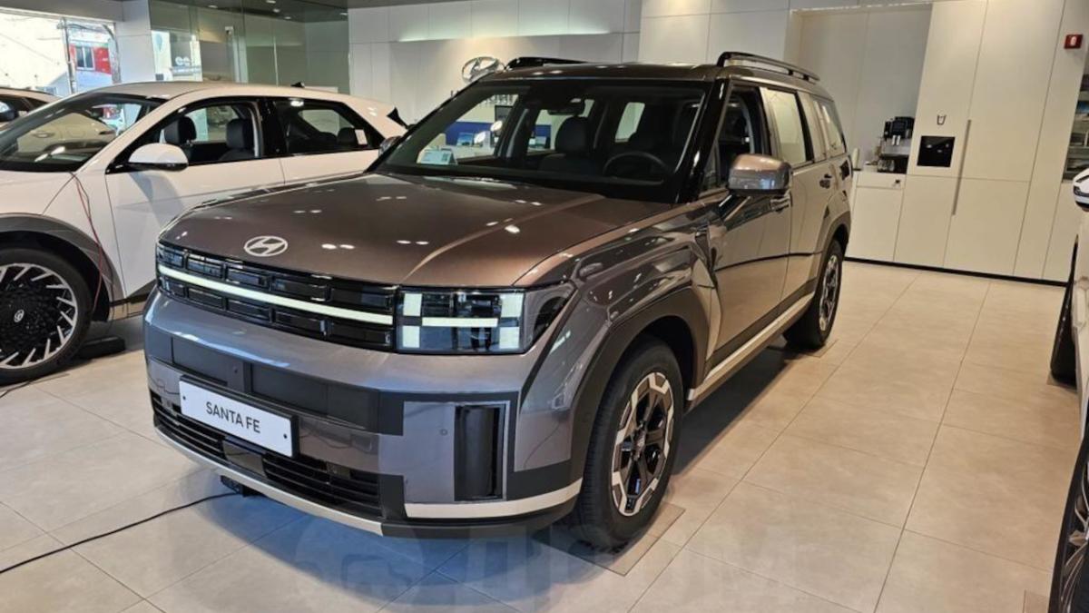 В России нашли в продаже новый Hyundai Santa Fe с дизайном под Land Rover
