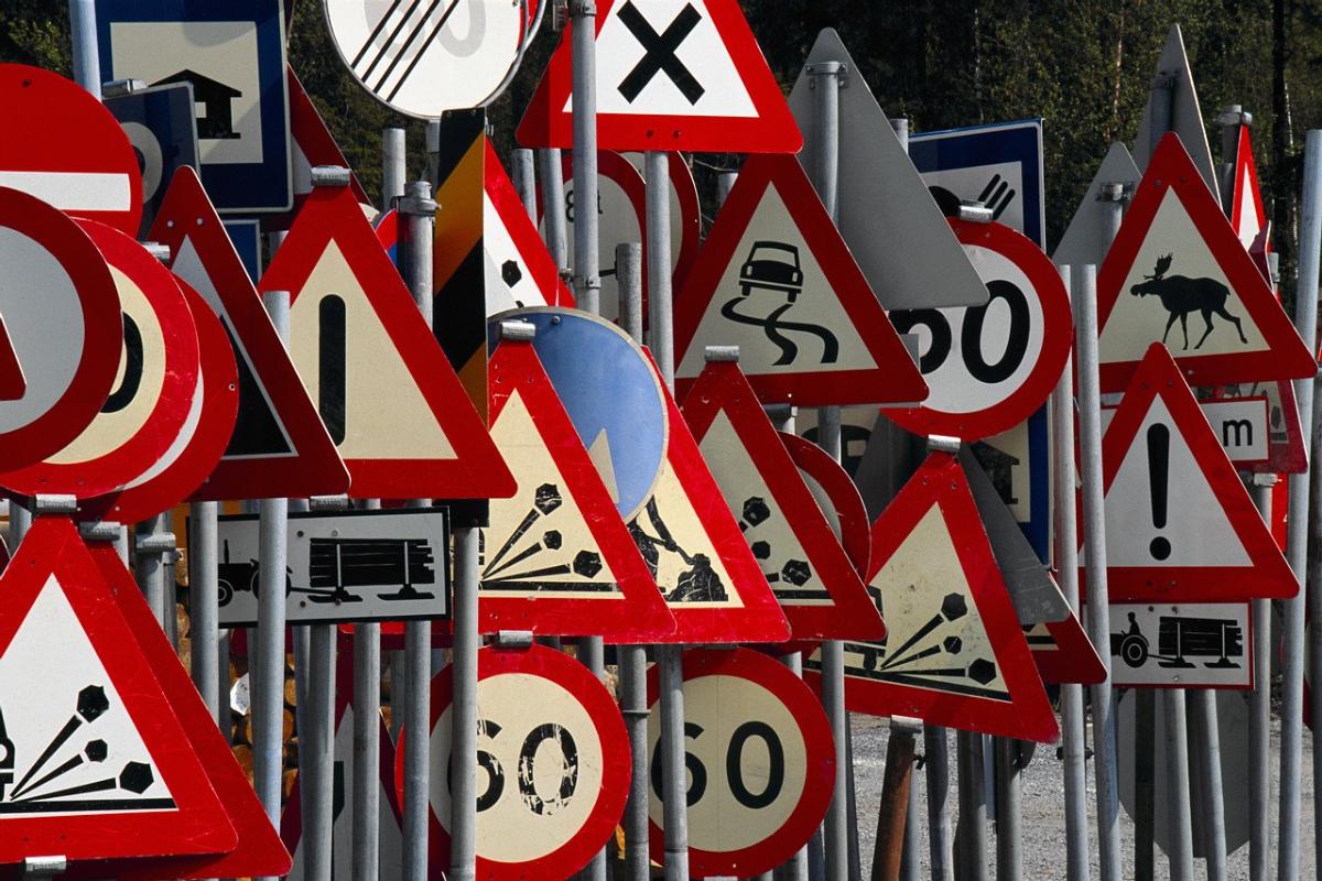 Юрист Редин: в РФ появятся новые дорожные знаки для электрокаров и автобусов