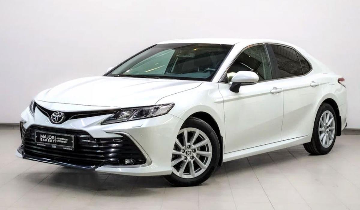 У дилеров РФ закончились все запасы седанов Toyota Camry предыдущего поколения