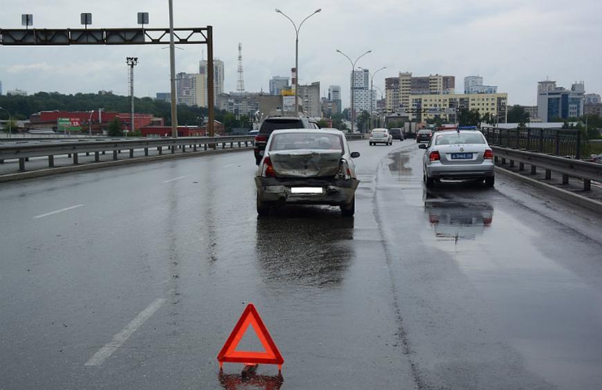 Три человека пострадали в ДТП на юго-западе Екатеринбурга
