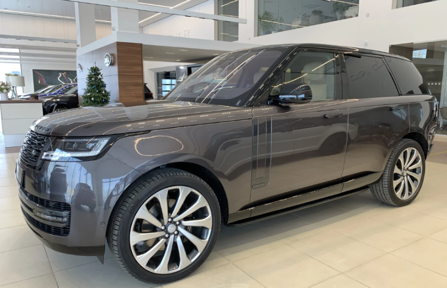 В Новосибирске показали новый внедорожник Land Rover Range Rover за 30 млн рублей