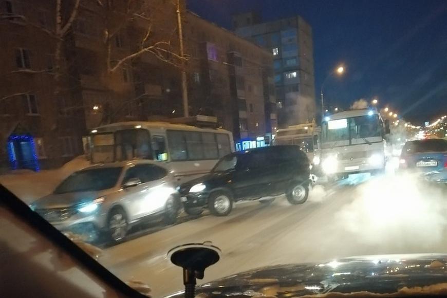 Сегодня в Кемерово произошло массовое ДТП