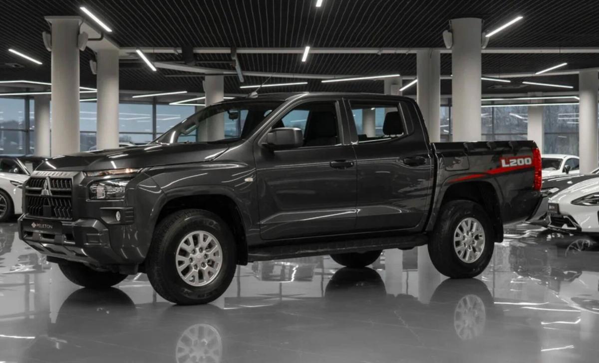В России раскупили почти все новые Mitsubishi L200: редкие авто в наличии продают дешевле