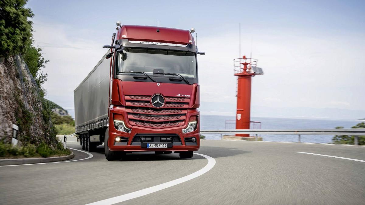 Драг-рейсинг: гонка грузовиков - Mercedes Actros или Scania R500