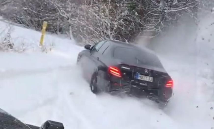 В Сети показали на что способен Mercedes-AMG E63 S на глубоком снегу