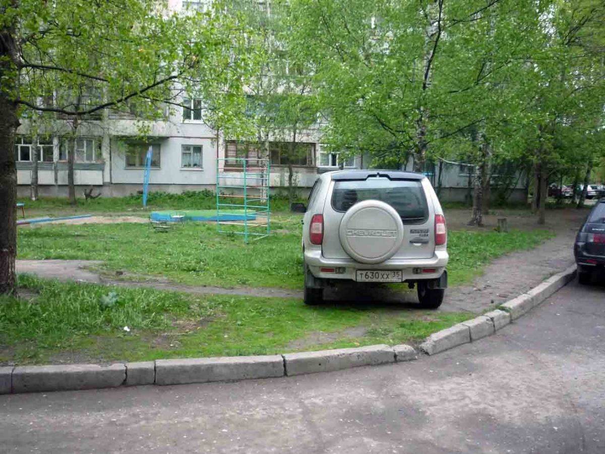Парковаться на газонах запретят законодательно