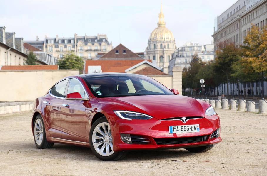Tesla Model S будет оснащаться сразу тремя двигателями