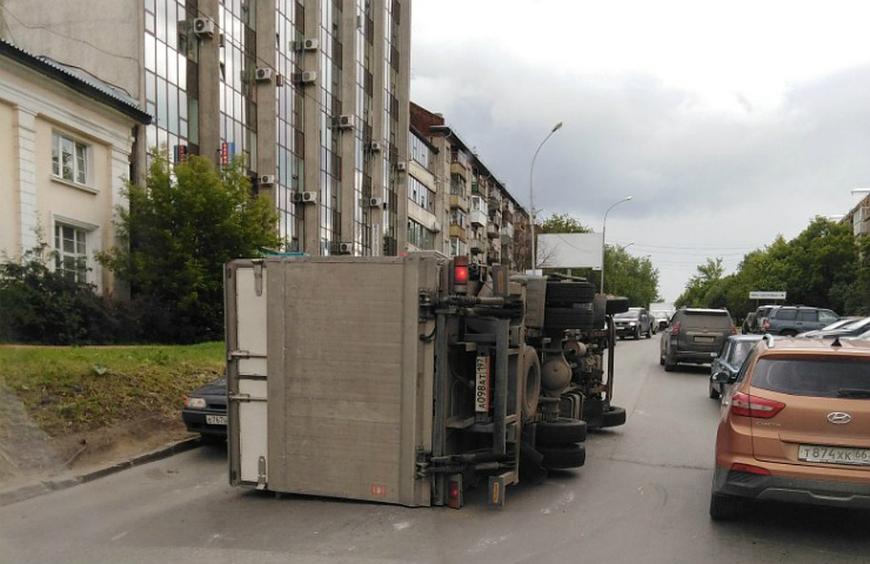 В Екатеринбурге перевернулся грузовик