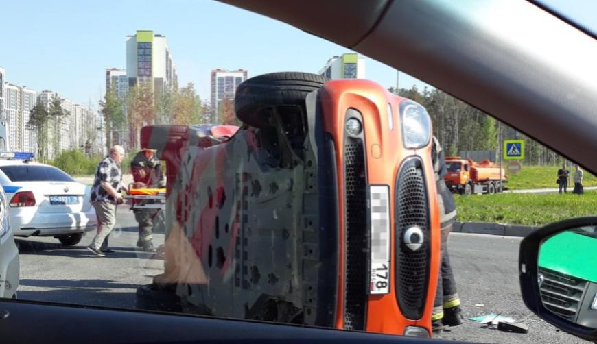 В Приморском районе Петербурга из перевернувшего авто вылетела женщина