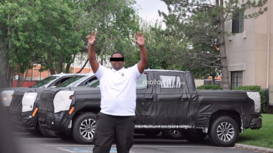 Охрана пыталась помешать фотографировать тестовый образец нового Chevrolet Silverado