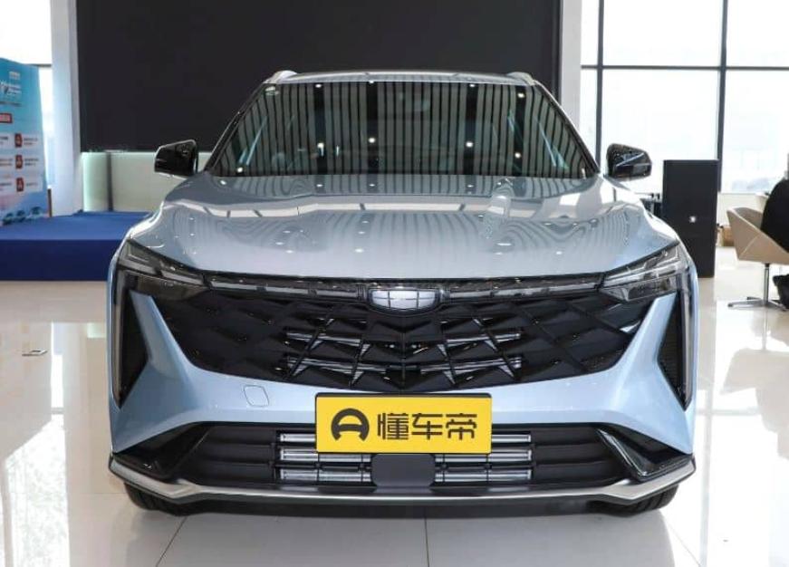 Новый Geely Atlas оснащен автопилотом и сотнями светодиодов на корпусе