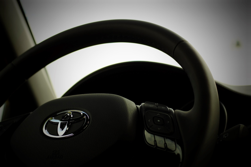 В России отзывают более 400 кроссоверов Toyota C-HR из-за риска потери колес 