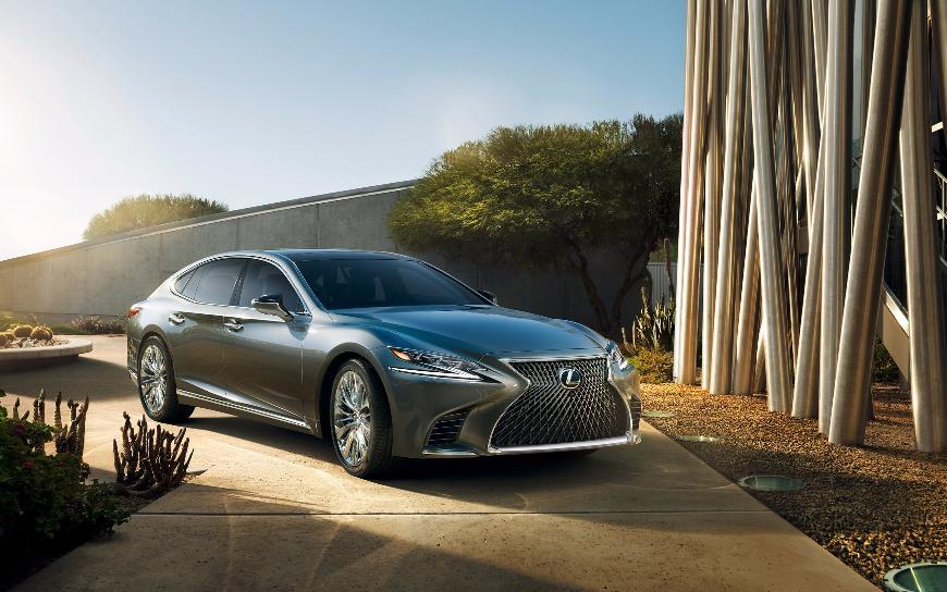 Компания Lexus повысила рублевые цены на три свои модели 