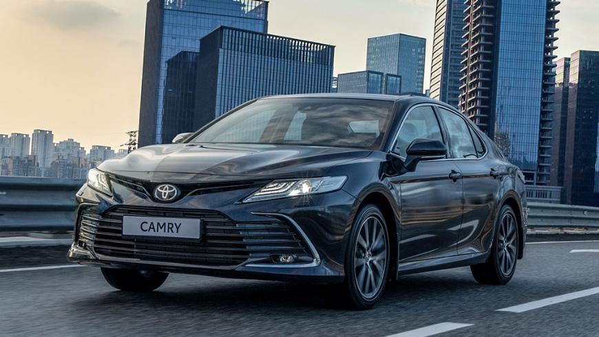 "Toyota" начала продажи обновленного седана Toyota Camry в РФ от 1,84 миллиона рублей