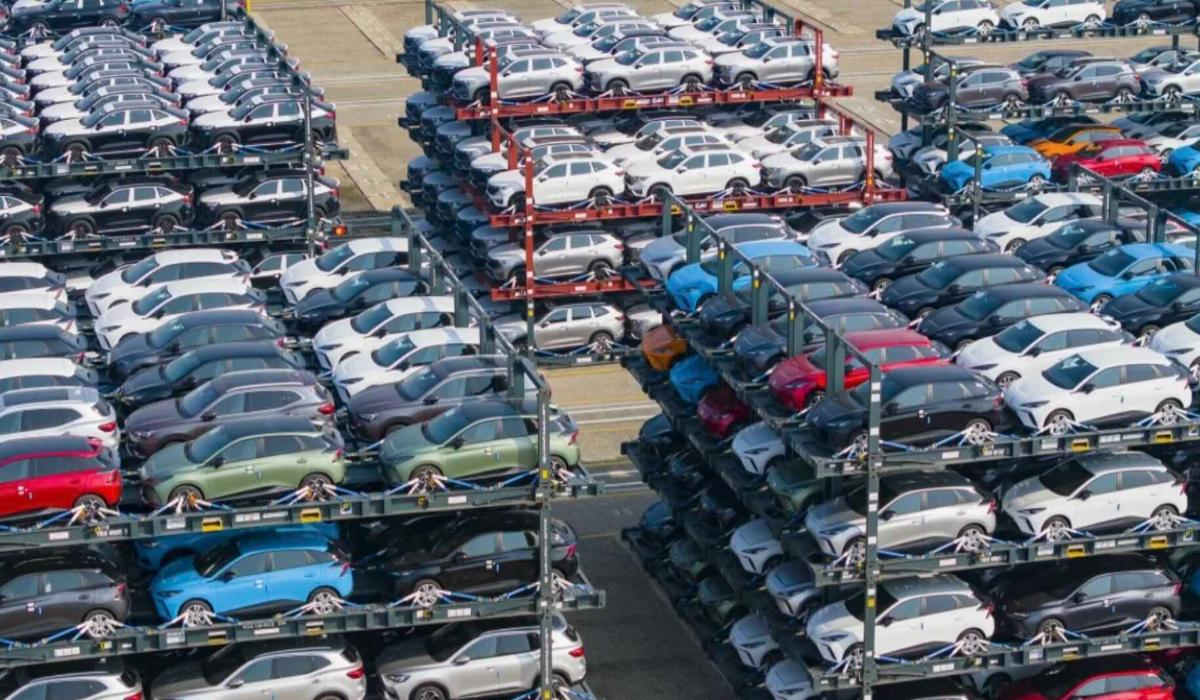 Казахстан решил пересмотреть ставки утильсбора на авто из России и Белоруссии