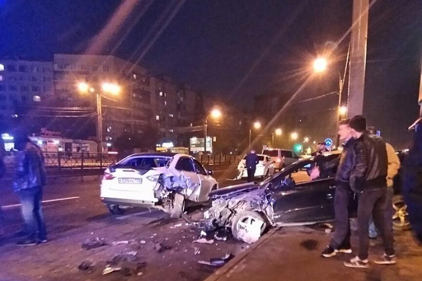 Массовое ДТП произошло рано утром на Коломяжском проспекте в Петербурге