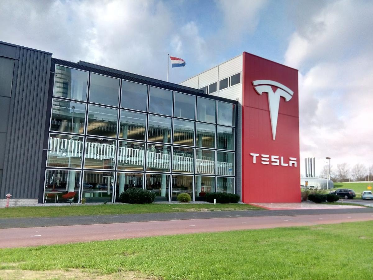 Производитель электрокаров Tesla вышел на рекордную квартальную прибыль, а его выручка взлетела на 74%