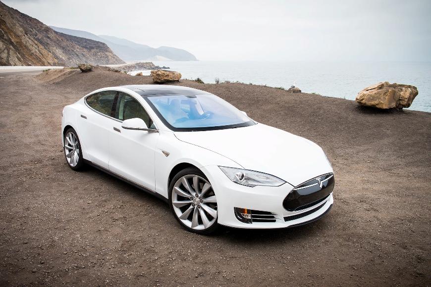 Смотрите, как автопилот Tesla предотвращает боковое столкновение 