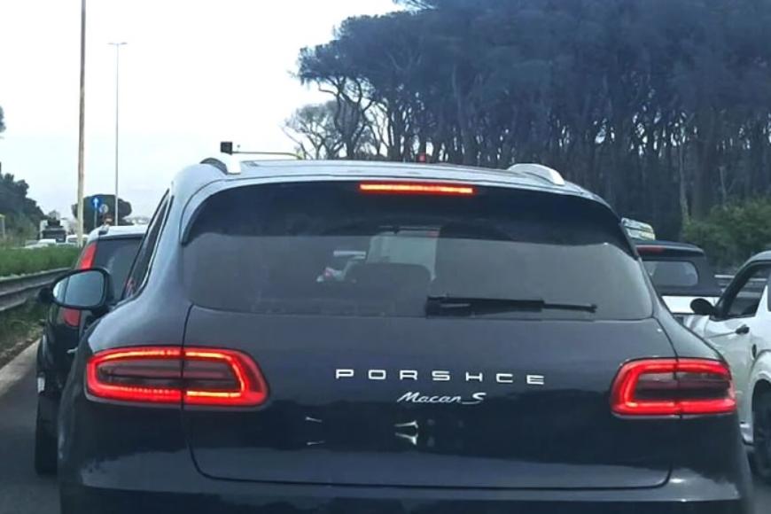 Bild: в Италии сфотографировали кроссовер Porsche с опечаткой в названии автобренда  