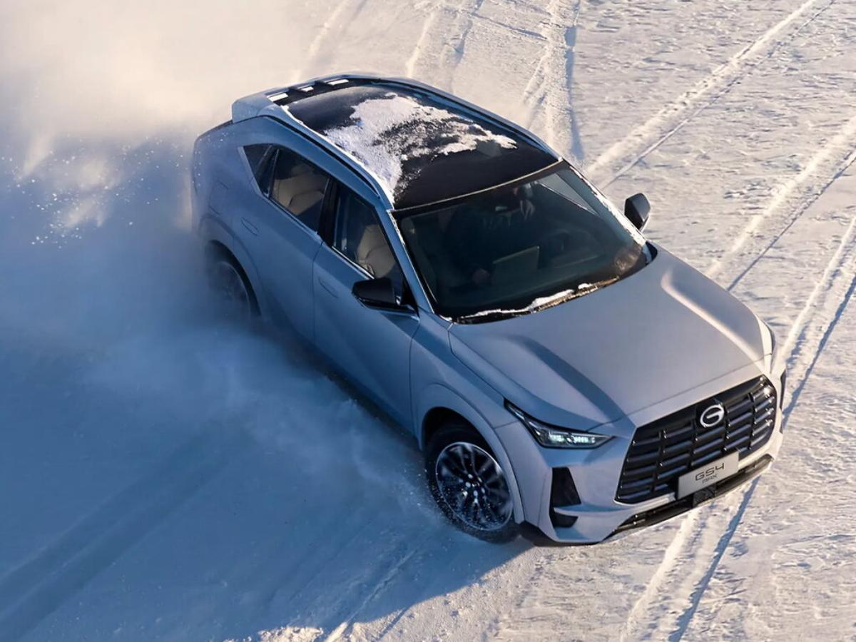 В России с большой выгодой начали продавать минивэн GAC M8 и кроссовер GS4