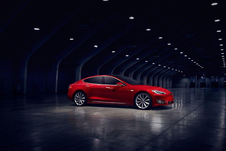 Tesla Model S наконец обгонит Porsche Taycan Turbo S после обновления ПО