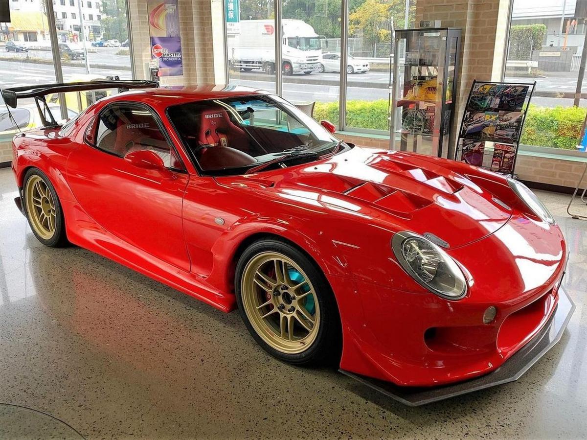 В Японии спорткар Mazda RX-7 замаскировали под купе Porsche 911